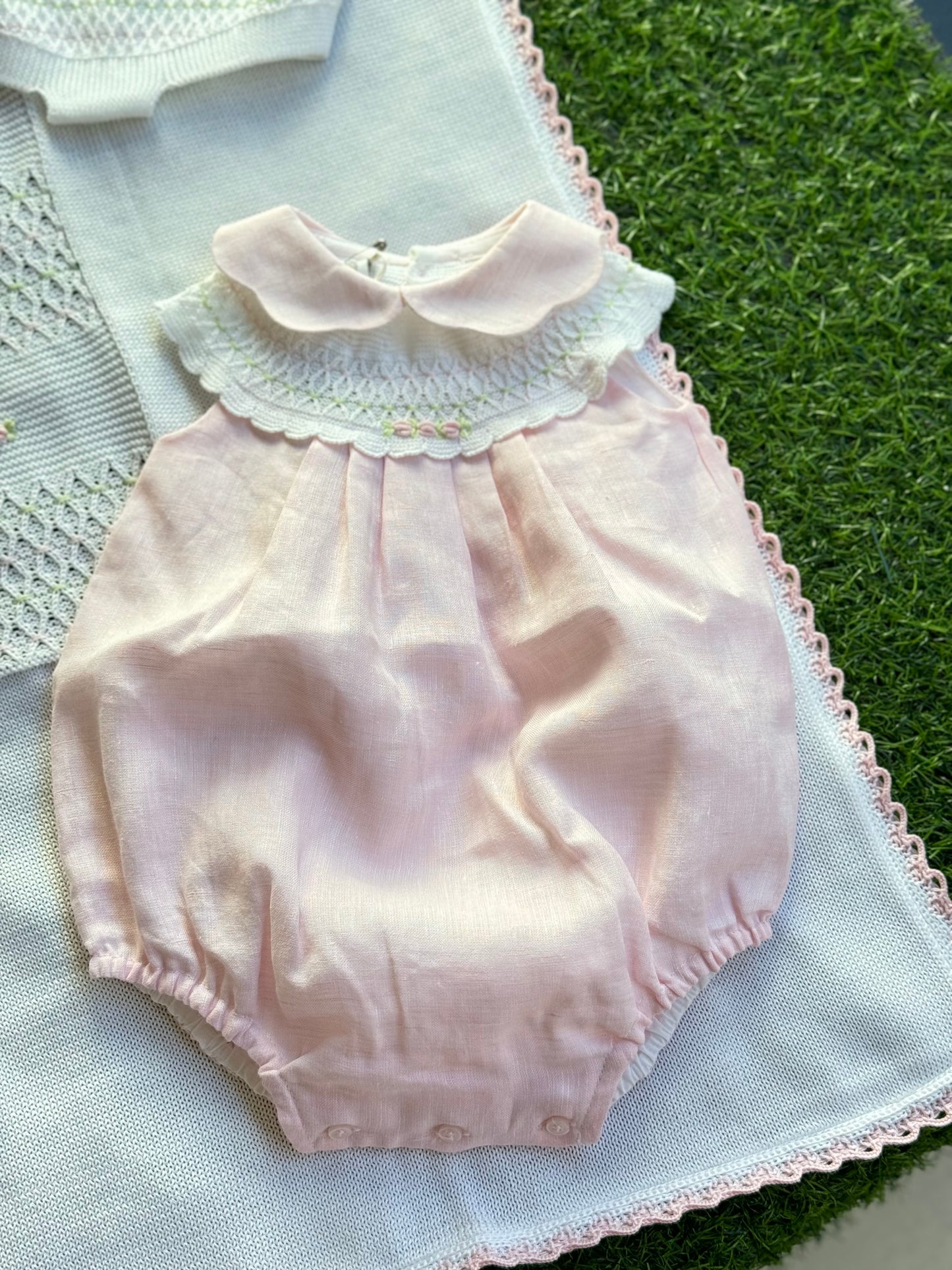 MARLU’ - pagliaccetto in lino bianco/rosa pesco/lime corredino p/e