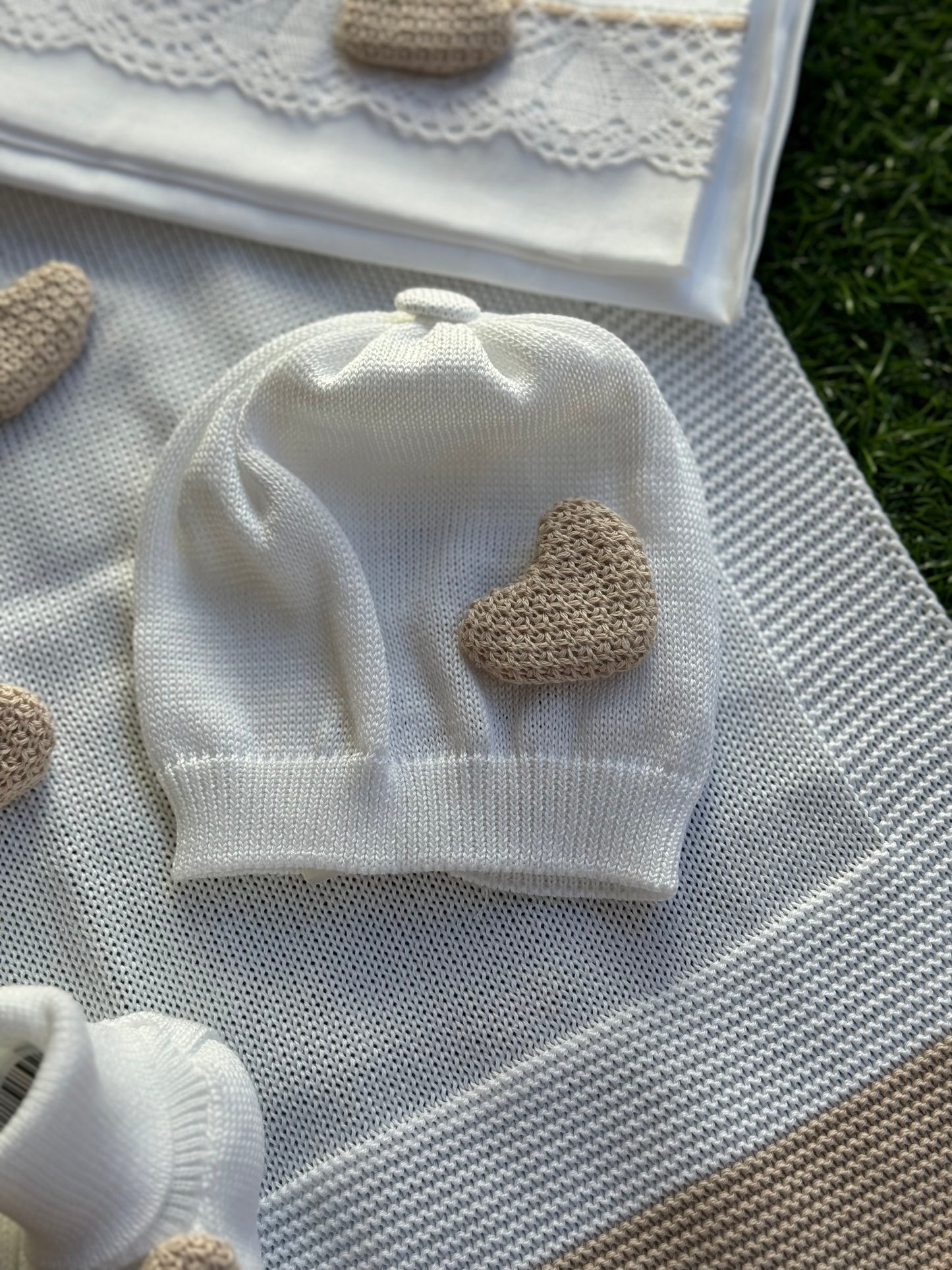 MARLU’ - cappellino in filo di cotone bianco/sabbia corredino p/e