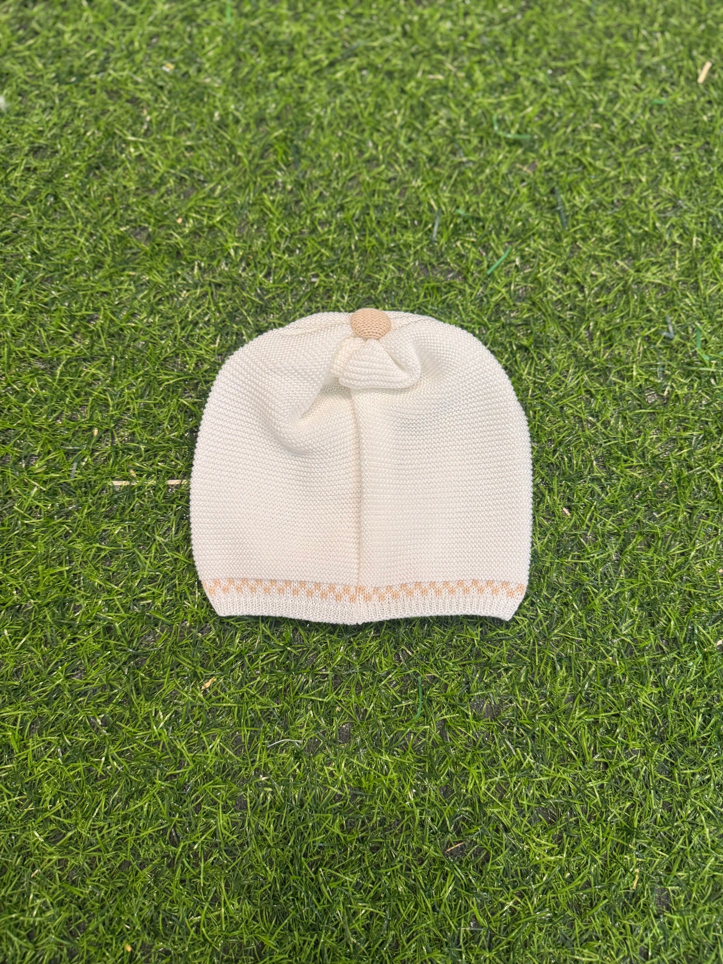 MARLU’ - cappellino in filo di cotone bianco/sabbia corredino p/e