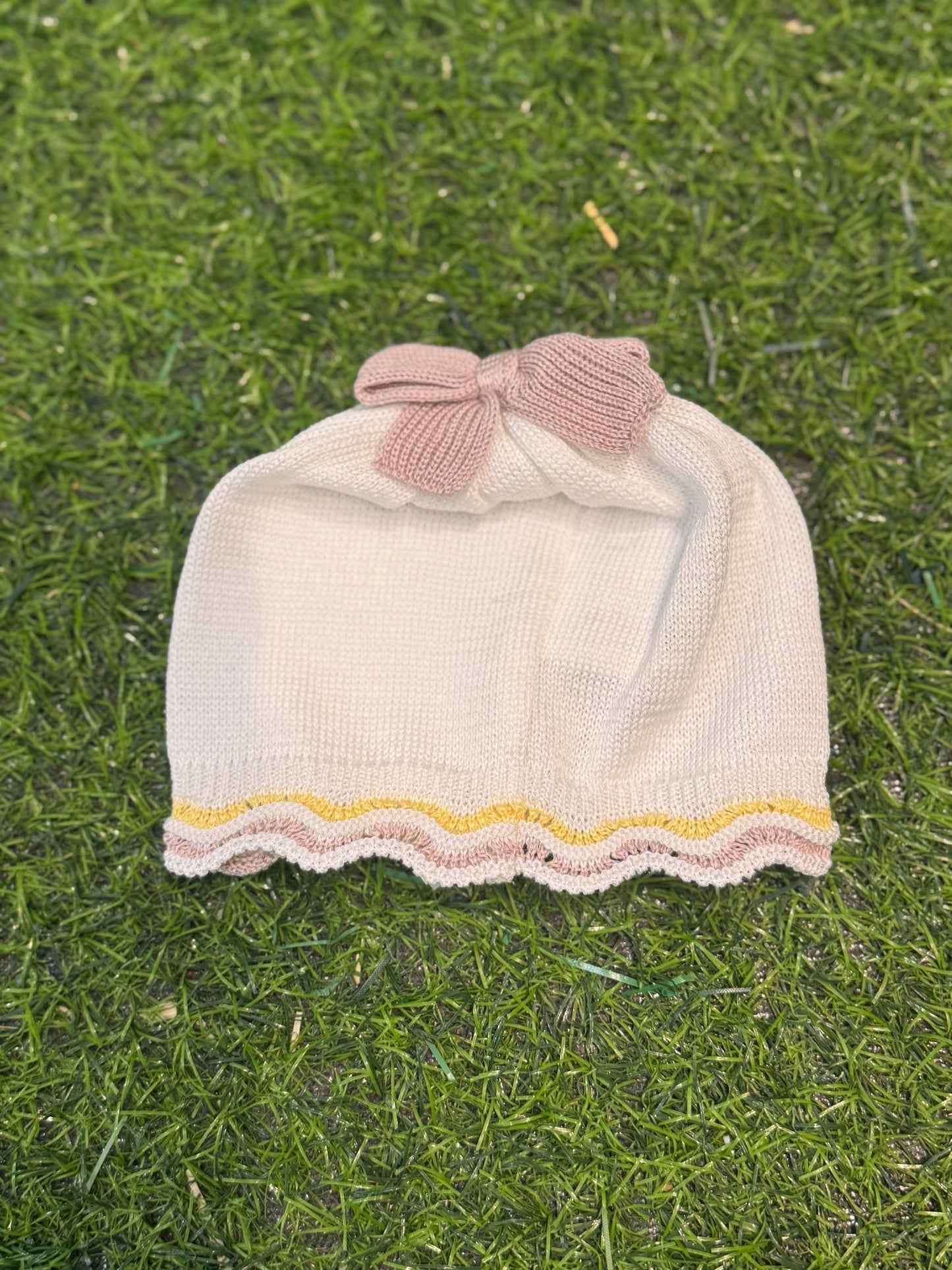 MARLU’ - cappellino in filo di cotone bianco/marsala/giallo corredino p/e